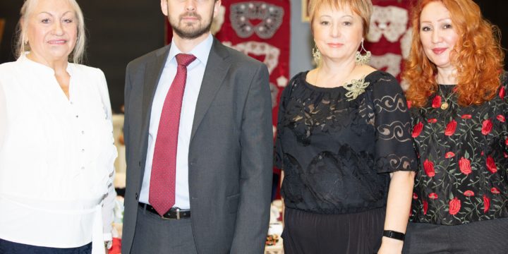 “ЗОЛОТАЯ ЛЬВИЦА” 1-м Международном форуме выставке”Руками женщины” представила “Императорский лен” и “Императорское кружево”.