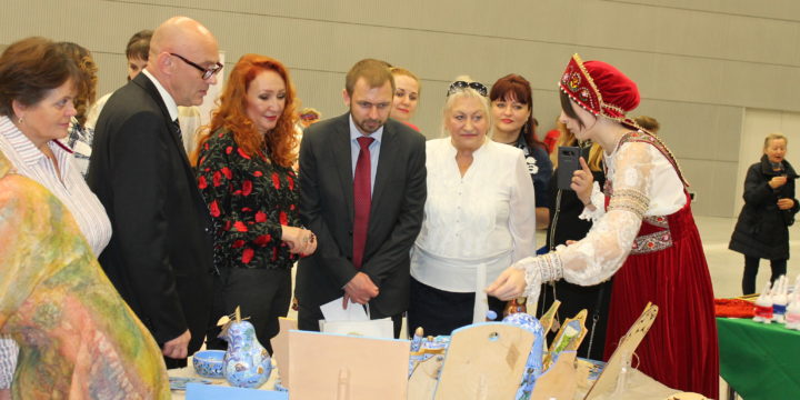 Ордынскую роспись на 1-м Международном форуме выставке “Руками женщины” представила Мухлынина Анастасия.